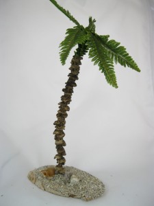 (259/2 S) Palma z amforą i piaskiem, 18cm wysoka