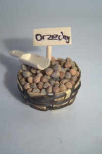 (Z226) Koszyk z orzechami, średnica 3,6cm