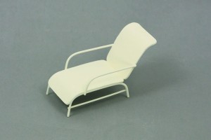 (G1047-1) Leżak ogrodowy, biały - 4,4cm wysoki