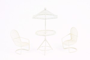 (G1059-W) Stół z krzesłami i parasolem, biały - 15,0cm wysoki