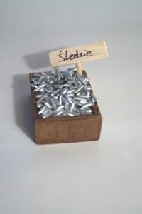 (Z504) Skrzynka z śledziami, 4,3cm długa