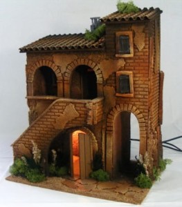 (98/012) Domek z schodami, 40cm wys.