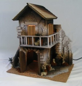 (98/014) Domek z balkonem, 38cm wys.