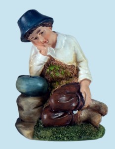 (C3293/4) Chłopak odpoczywa przy kamieniu, do figur o wys. 15cm