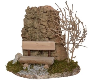 (229/12) Ławka przy ścianie z naturalnej kory- 15cm wysoka, do figur 9-13cm