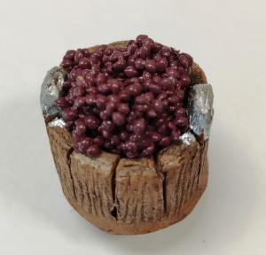 (11667) Beczka z czerwonymi winogronami, 3 x 3 x 3,5cm
