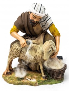 (STM20B) RUCHOMA FIGURA DO SZOPKI - Orientalny pasterz strzyże owcę, do figur o wysokości 30cm