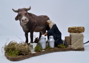 (RMUN) RUCHOMA FIGURA DO SZOPKI- Gospodarz doi krowę, do figur o wysokości 15cm