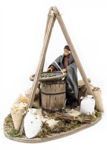 (RMST) RUCHOMA FIGURA DO SZOPKI- Mężczyzna trzyma sitko, do figur o wysokości 15cm