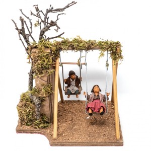 (TM2A) RUCHOMA FIGURA DO SZOPKI - Para dzieci na huśtawce, do figur o wysokości 12cm