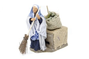 (TMSP) RUCHOMA FIGURA DO SZOPKI- Kobieta sprząta z miotła, do figur o wysokości 12cm
