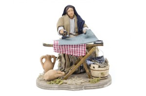 (TMDS) RUCHOMA FIGURA DO SZOPKI- Kobieta prasuje pranie, do figur o wysokości 12cm