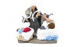 (TMGL) RUCHOMA FIGURA DO SZOPKI- Babcia szyje ubrania, do figur o wysokości 12cm