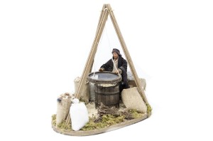 (TMST) RUCHOMA FIGURA DO SZOPKI- Mężczyzna trzyma sitko, do figur o wysokości 12cm