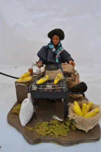 (TMPN) RUCHOMA FIGURA DO SZOPKI- Grillowanie kukurydzy, do figur o wysokości 12cm