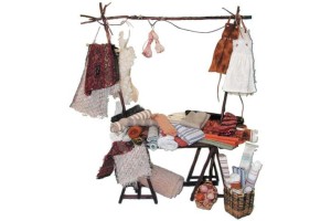 (BS15) Stoisko sprzedażowe z materiałami tekstylnego- 22cm wysoki do figur o wys. 15cm