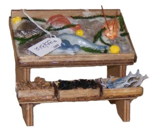 (35/312) Mały stragan z rybami, 9cm wysoki