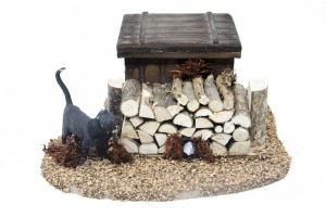 (ARM2) RUCHOMA FIGURA DO SZOPKI - Kot przy kłodzie drewna opałowego, do figur o wysokości 30cm