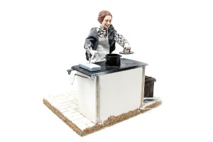 (ARM5) RUCHOMA FIGURA DO SZOPKI - Kobieta w kuchni, do figur o wysokości 30cm