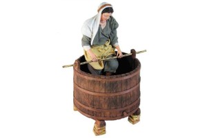 (AV48) Kobieta wyciska winogrona- do figur o wysokości 30cm