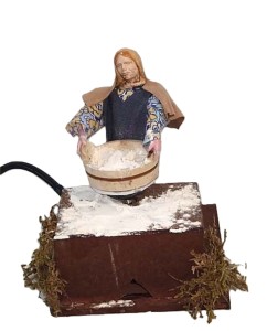 (29/067) Kobieta przesiewająca mąkę, figura ruchoma na 220V, do figur o wysokości 12cm