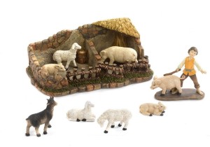 (20523) Owce i świnie w zagrodzie z młodym pasterzem, do figur o wys. 9cm