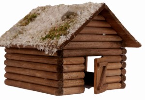 (296 S) Domek drewniany z śniegiem na dachu- 14 x 13 x 11cm